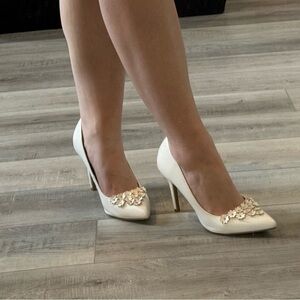 Lauren Conrad White Floral Gold Pump Heel Shoe